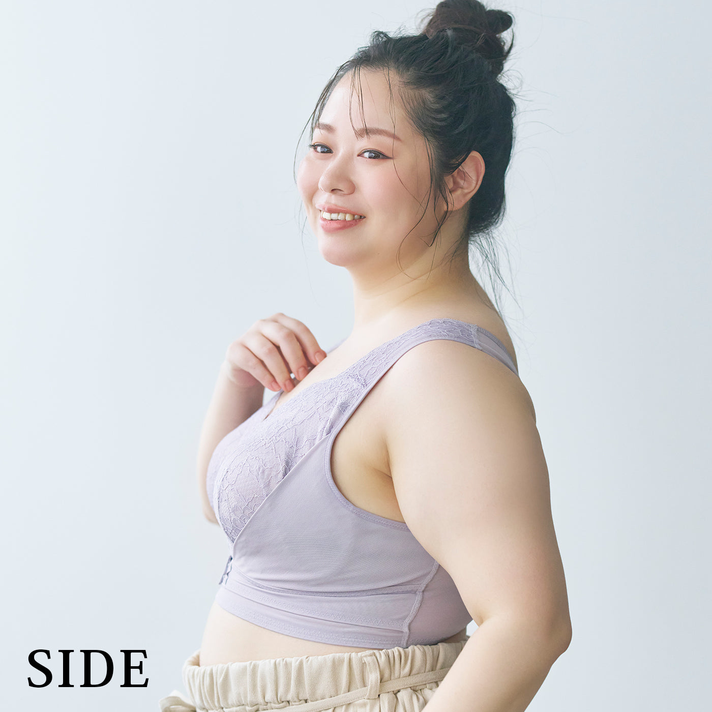 ナイトブラ フロントホックタイプ モカ 横から見た着用イメージ（SIDE） 幅広の肩ひも