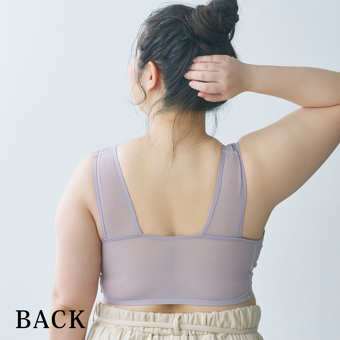 ナイトブラ フロントホックタイプ モカ 後ろから見た着用イメージ（BACK） 幅広の肩ひも メッシュ素材